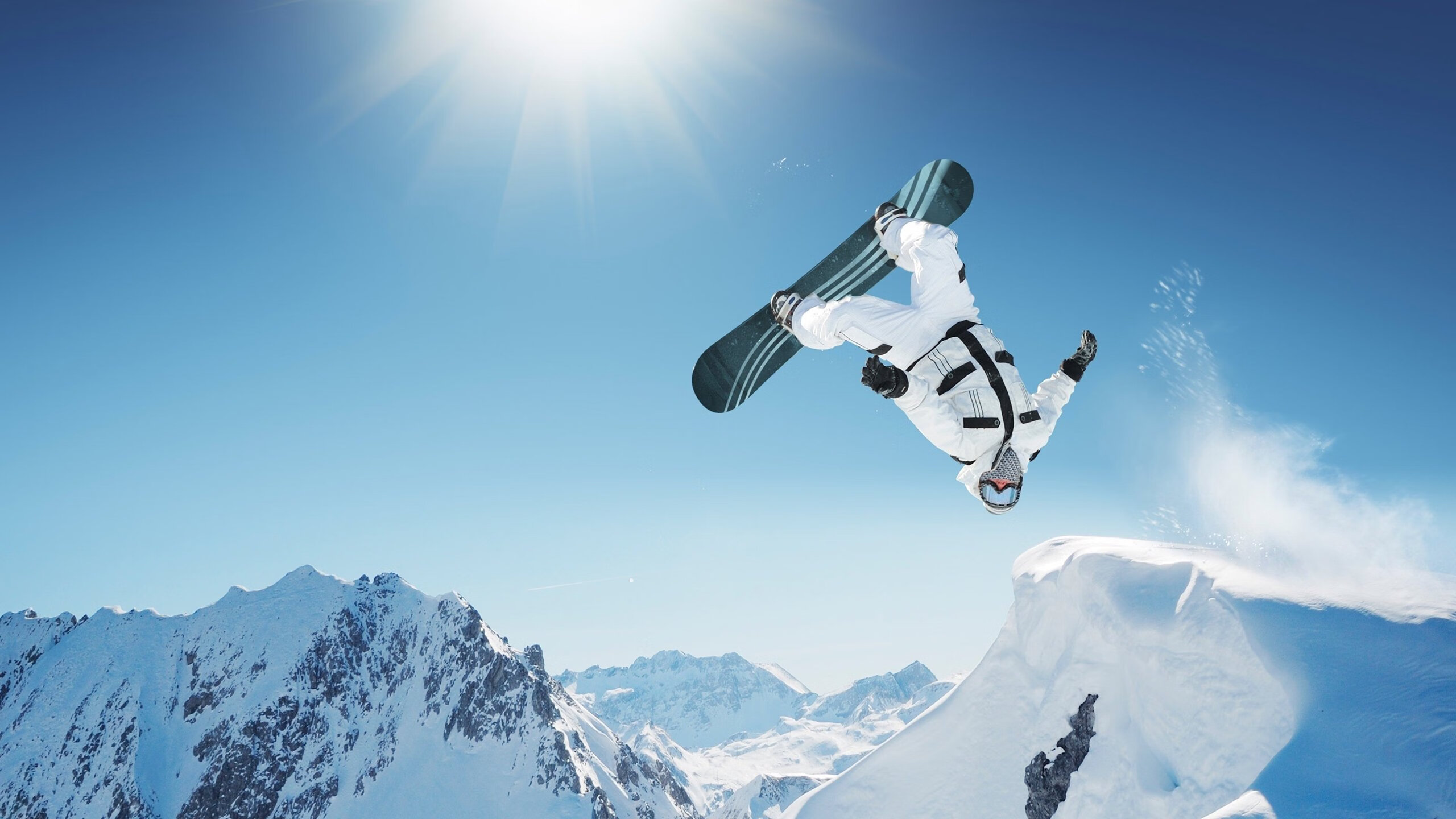 kaiyun体育综合-阳光水上篮球赛，激烈拼抢热情满满，水上公园篮球场